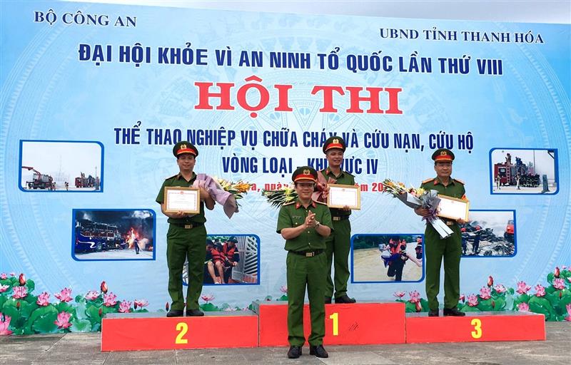 Đội tuyển thi đấu Công an tỉnh Nghệ An nhận giải tại Hội thao