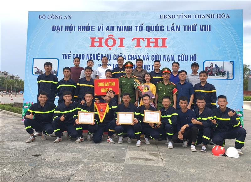 Đội tuyển thi đấu Công an tỉnh Nghệ An nhận giải tại Hội thao