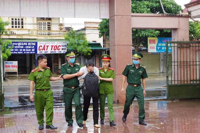 Lực lượng chức năng dẫn giải Nguyễn Thị Lương về cơ quan điều tra