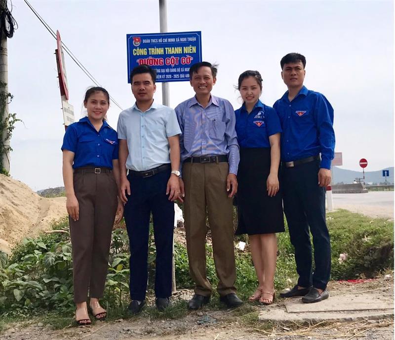 Đồng chí Lê Thanh Hải, Chủ tịch UBND xã Nghi Thuận (đứng thứ 2, bên trái) trong dịp hoàn thành công trình Thanh niên
