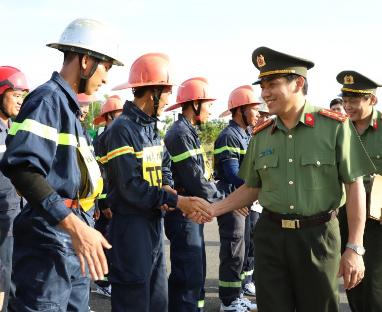 Đại tá Lê Khắc Thuyết Giám đốc Công an tỉnh động viên lực lượng chữa cháy rừng
