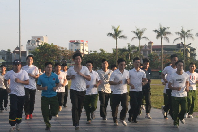 Hơn 100 đoàn viên đã tham gia chạy bộ ủng hộ đồng bào dân tộc Ơ đu