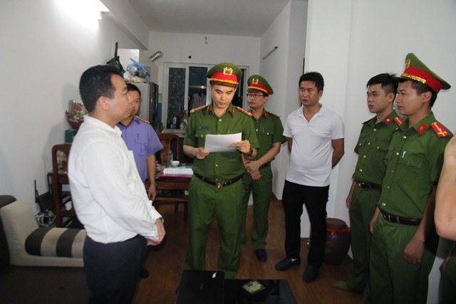 Cơ quan Công an tiến hành đọc lệnh khám xét tại nhà của Kim Văn Bốn.