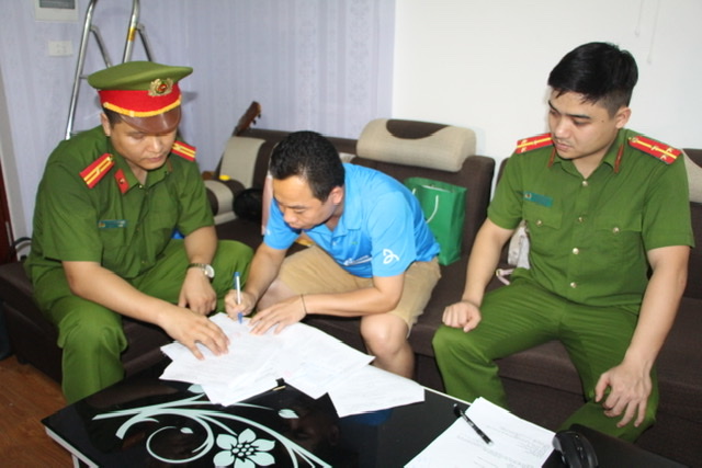 Cơ quan Công an kiểm tra các tài liệu tại nhà Kim Văn Bốn