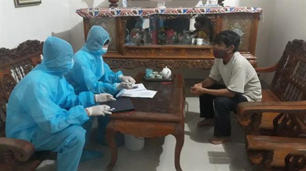 Các nhân viên y tế điều tra dịch tễ tại nhà bệnh nhân 435 ở H.Quỳnh Lưu