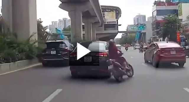 Hà Nội: Ô tô chèn người phụ nữ đi xe máy ngã, suýt bị xe sau tông