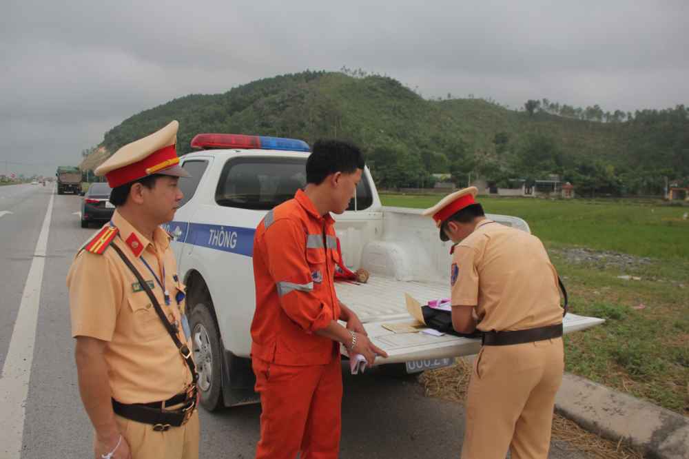 CSGT Công an huyện Nghi Lộc, Nghệ An tuần tra, xử lí vi phạm ATGT trên các tuyến đường trọng điểm. Ảnh: Bình Minh 