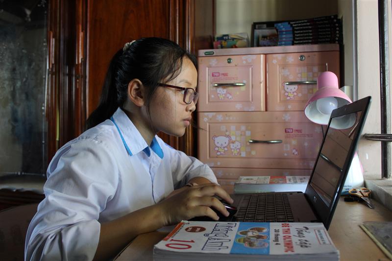 Em Bùi Thu Trang – Trường THCS Hồ Xuân Hương - huyện Quỳnh Lưu đang học bài trên mạng