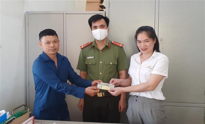 Anh Quảng (áo xanh) trả lại số tiền cho chị Trần Thị Sơn Ca
