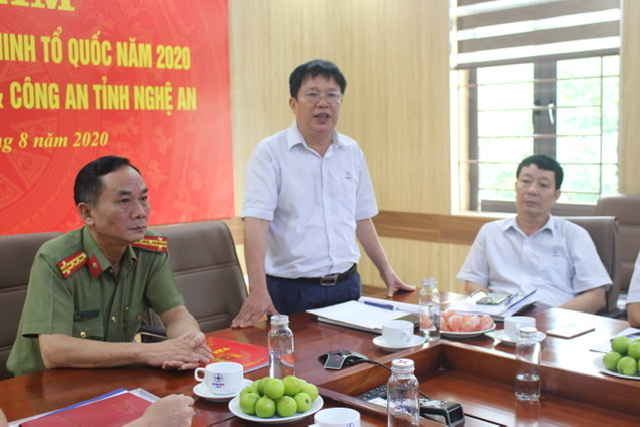 Đại diện Truyền tải điện Nghệ An báo cáo về triển khai phong trào Toàn dân bảo vệ ANTQ tại đơn vị