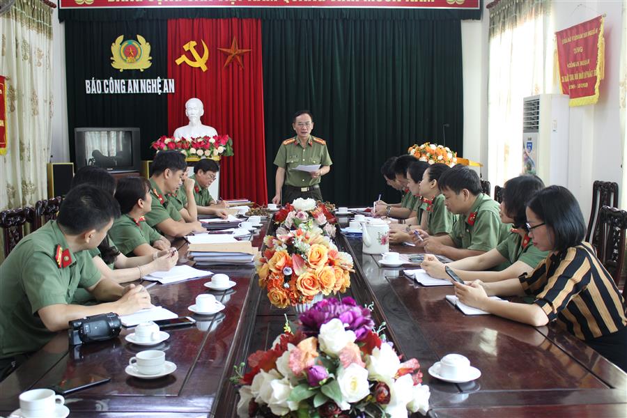  Đại tá Lê Xuân Hoài - Phó Giám đốc Công an tỉnh phát biểu tại buổi lảm việc