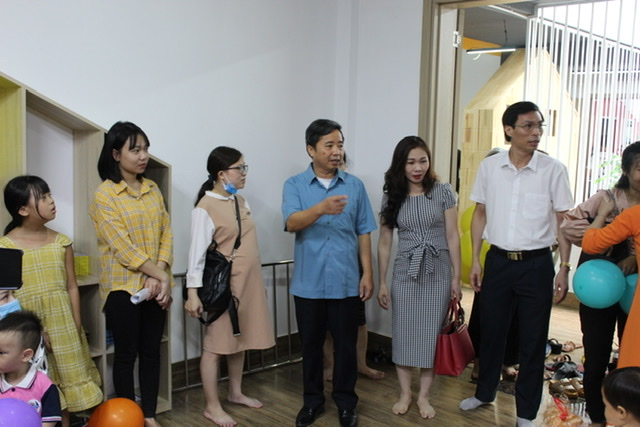 Đại diện lãnh đạo UBND huyện Quỳnh Lưu đánh giá cao cơ sở vật chất của trường