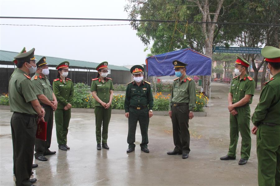 Đồng chí Đại tá Lê Xuân Hoài, Phó Giám đốc Công an tỉnh kiểm tra công tác phòng, chống dịch COVID-19 tại Trung tâm cách ly tập trung huyện Đô Lương