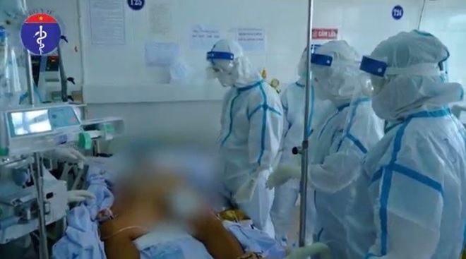 Các bác sĩ đang điều trị cho bệnh nhân nhiễm COVID-19 ở Bệnh viện Dã chiến Hòa Vang (Ảnh: Tuấn Dũng)