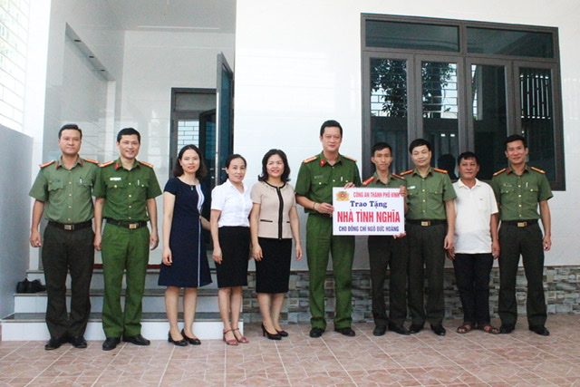Trao tặng nhà tình nghĩa cho Trung úy Ngô Đức Hoàng - Cán bộ Đội Chính trị Hậu cần Công an TP Vinh.