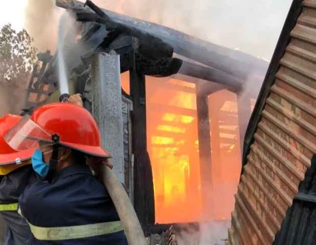 Nghệ An: Một nhà thờ họ bốc cháy dữ dội vào ngày rằm
