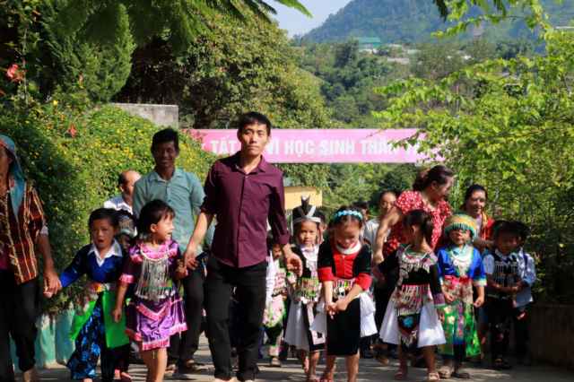 Từ sáng sớm, phụ huynh trên địa bàn xã biên giới Nậm Cắn, huyện Kỳ Sơn đã náo nức đưa trẻ nhỏ đi tựu trường. 