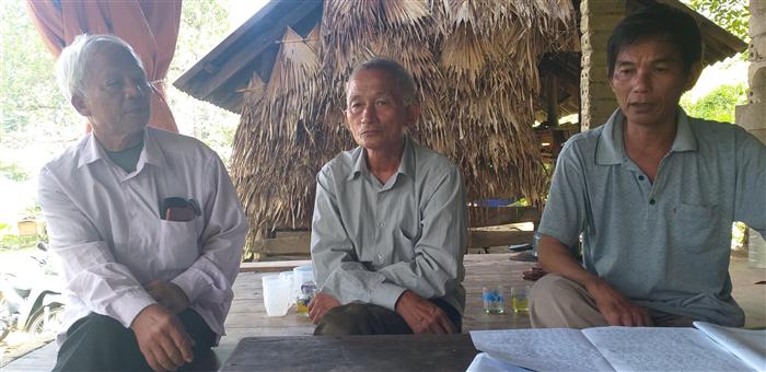 Ông Trần Văn Lương (ngoài cùng bên phải) cùng một số               hộ dân phản ánh sự việc với phóng viên