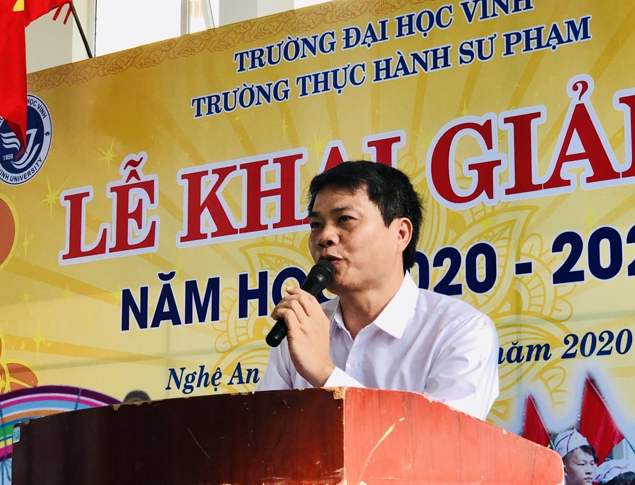 Tiến sĩ Phan Xuân Phồn - Hiệu trưởng phát biểu khai giảng 