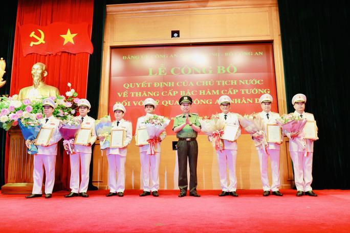 Đại tướng Tô Lâm, Bộ trưởng Bộ Công an trao quyết định và tặng hoa chúc mừng 7 sĩ quan Công an được thăng quân hàm Thiếu tướng