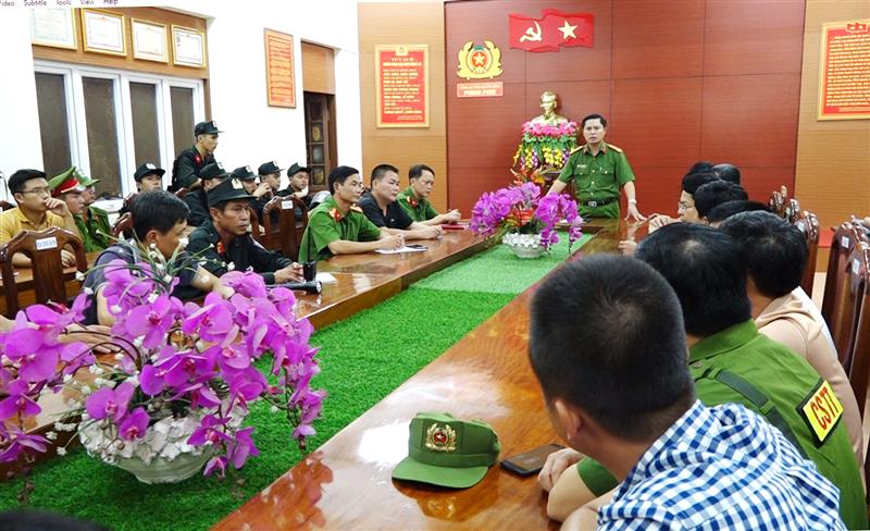Đồng chí Đại tá Nguyễn Tiến Hoàng Anh – Phó Giám đốc Công an tỉnh, Trưởng Ban chuyên án chỉ đạo các lực lượng tham gia phá án