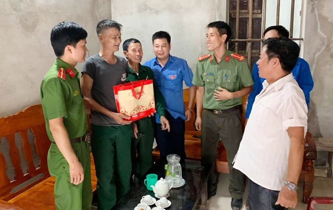 Công an tỉnh Bắc Giang thăm hỏi và tặng quà gia đình chính sách.