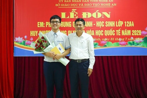 GS-TS -NGƯT  Thái Văn Thành, Giám đốc Sở Giáo dục và Đào tạo Nghệ An tặng hoa chúc mừng học sinh đạt giải cao trong kỳ thi cấp Quốc  tế