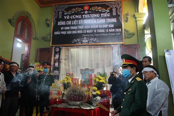 Xúc động lễ tang Liệt sĩ Thiếu tá Nguyễn Cảnh Trung hy sinh tại Quảng Trị