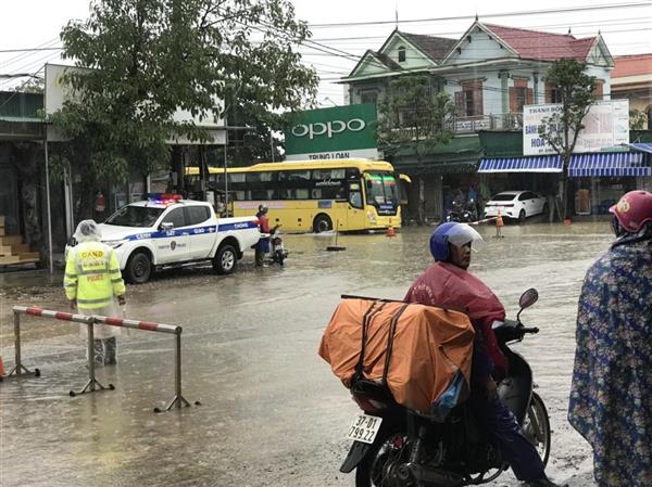 CSGT Nghệ An chủ động đảm bảo ATGT trong mưa lũ