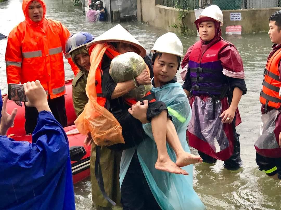 Lực lượng Công an Nghệ An bám địa bàn, giúp nhân dân trong mưa lũ