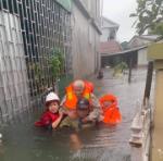 Cảnh sát PCCC&CNCH khẩn trương hỗ trợ người dân tại các vùng bị ngập lụt