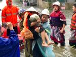 Lực lượng Công an Nghệ An bám địa bàn, giúp nhân dân trong mưa lũ