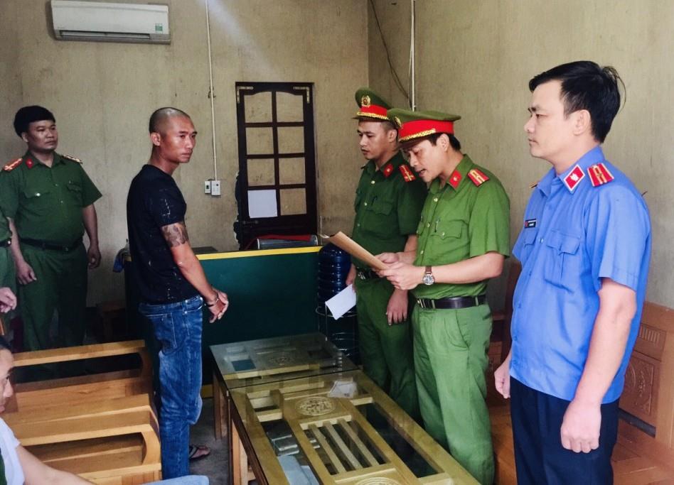 Cơ quan chức năng tống đạt quyết định khởi tố và lệnh bắt tạm giam đối với Phan Huỳnh Đức