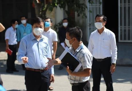 PGS.TS Trần Như Dương điều tra dịch tễ khu vực nhà bệnh nhân COVID-19 tại Đà Nẵng sinh sống.