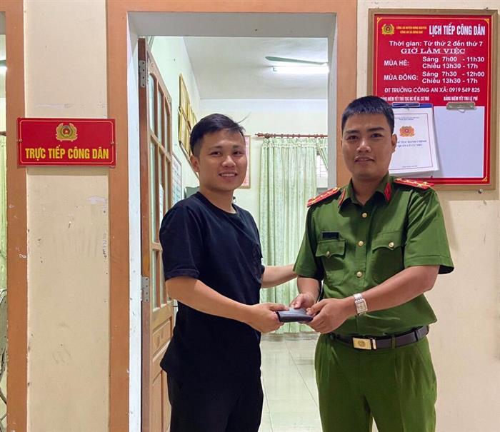 Anh Nguyễn Quang Thành vui mừng và cảm kích khi nhận lại tài sản đánh rơi từ Đại úy Ngũ Đức Kiên