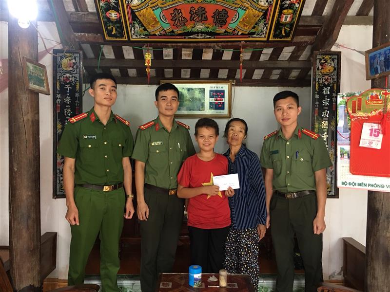 Đoàn thanh niên Công an huyện Quỳnh Lưu tặng quà cho em Phan Đức Hiếu