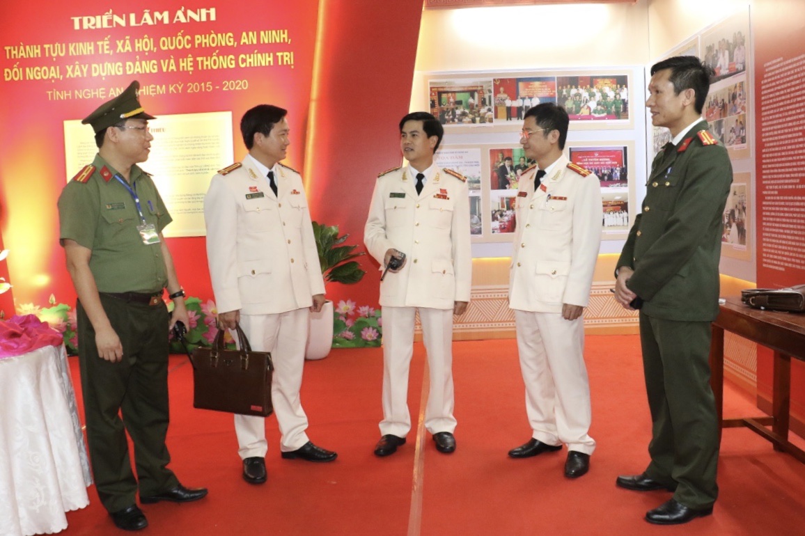Đại tá Nguyễn Đức Hải, Phó Giám đốc Công an tỉnh (giữa) bàn triển khai công tác đảm bảo ANTT bảo vệ Đại hội đại biểu Đảng bộ tỉnh Nghệ An lần thứ XĨ nhiệm kỳ 2020-2025