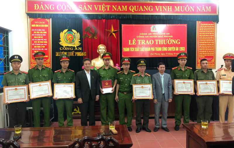 Các đồng chí Lãnh đạo Huyện ủy, UBND huyện Quế Phong trao tặng Giấy khen cho các cá nhân tham gia đấu tranh, khám phá chuyên án
