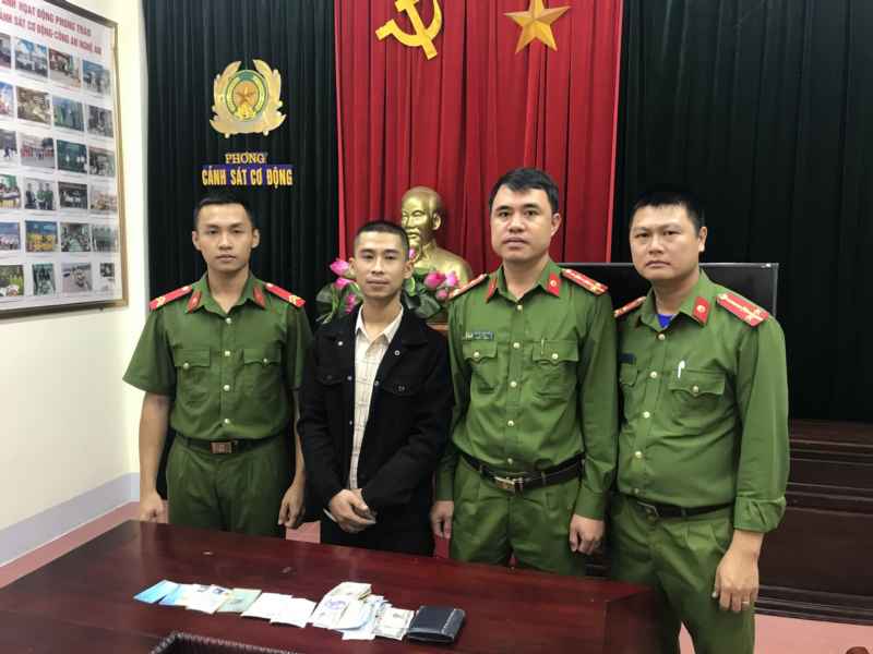 Binh nhất Nguyễn Đức Quân (ngoài cùng bên trái) cùng chỉ huy Đội trả tài sản bị mất cho chủ sở hữu