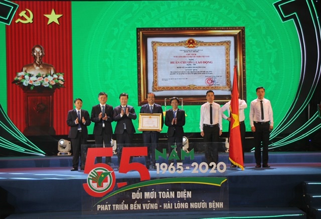 Thừa ủy quyền, đồng chí Nguyễn Đức Trung - Phó Bí thư Tỉnh ủy, Chủ tịch UBND tỉnh trao tặng Huân chương Lao động hạng Nhì cho Bệnh viện Đa khoa TP Vinh