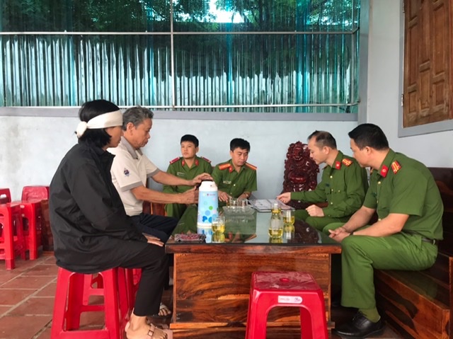 Đoàn công tác thăm hỏi động viên gia đình liệt sỹ Thượng tá Nguyễn Tiến Dũng