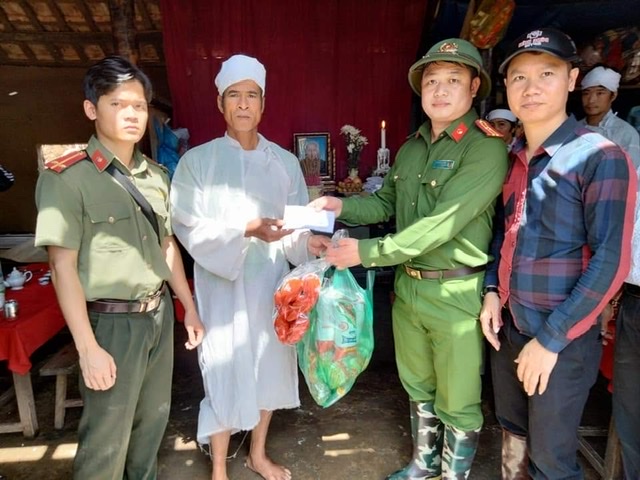 Đồng chí Thiếu tá Hoàng Lê Anh - Phó Trưởng Công an huyện làm Trưởng đoàn cùng một số nhà hảo tâm đã trực tiếp vào vùng rốn lũ Quảng Bình để trực tiếp động viên, chia sẻ với người dân.