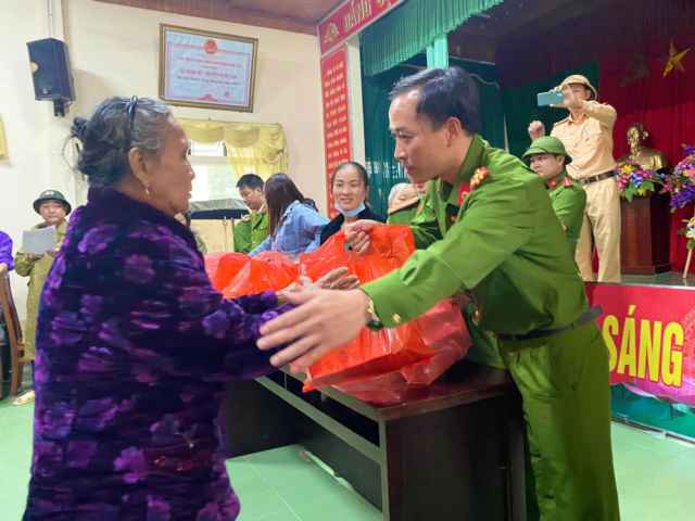 Công an huyện Nghi Lộc giúp người dân ổn định cuộc sống sau lũ lụt