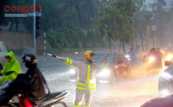 Tăng cường đảm bảo an toàn giao thông mùa mưa bão
