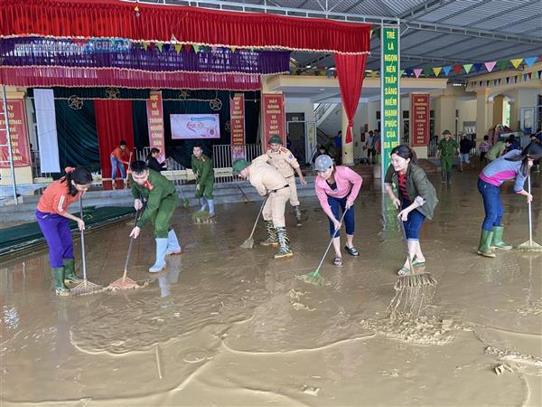 Công an huyện Anh Sơn bám địa bàn, giúp dân trong mưa lũ