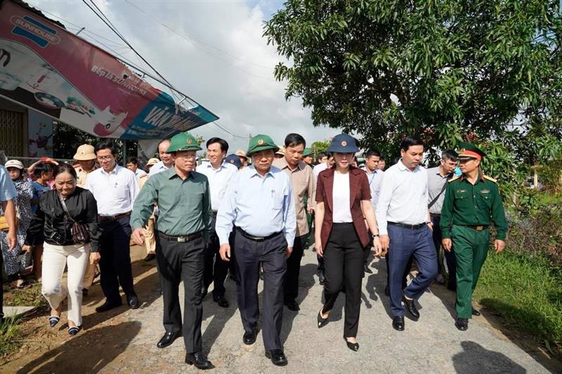 Thủ tướng Nguyễn Xuân Phúc thị sát, chỉ đạo khắc phục hậu quả bão số 9. Ảnh VGP/Quang Hiếu