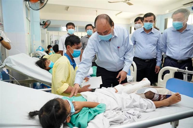 Thủ tướng Nguyễn Xuân Phúc đã đến thăm các nạn nhân của vụ sạt lở đất ở xã Trà Leng, huyện Nam Trà My, Quảng Nam đang được điều trị tại Bệnh viện Đa khoa tỉnh Quảng Nam. Ảnh: VGP/Quang Hiếu