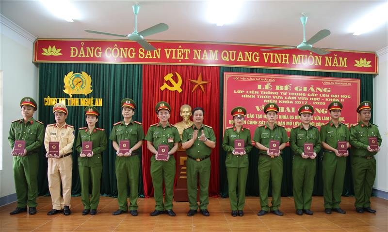 Đại tá, PGS - TS Phạm Công Nguyên, Phó Giám đốc Học viện CSND trao bằng tốt nghiệp cho các học viên