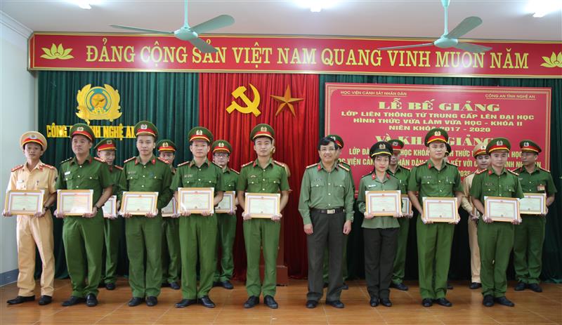 Đại tá Hồ Văn Tứ – Phó Giám đốc Công an tỉnh trao giấy khen của Giám đốc Học viện CSND cho các học viện có thành tích trong công tác học tập và quản lý lớp