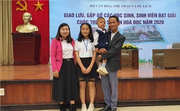 Bố mẹ chúc mừng Lê Thiệp Sang đạt giải cao tại cuộc thi “Đại sứ Văn hóa đọc năm 2020”